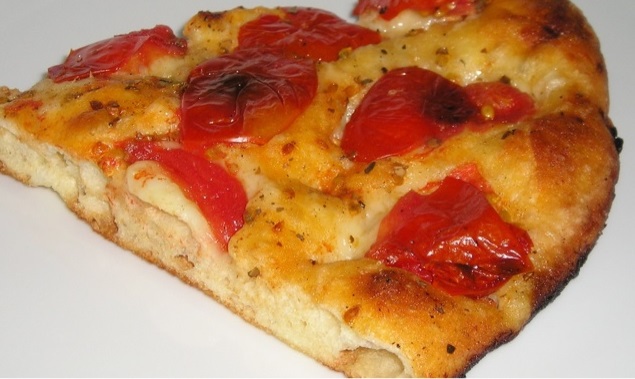 Focaccia Barese con Pomodorini (Ingredienti e Ricetta originale)